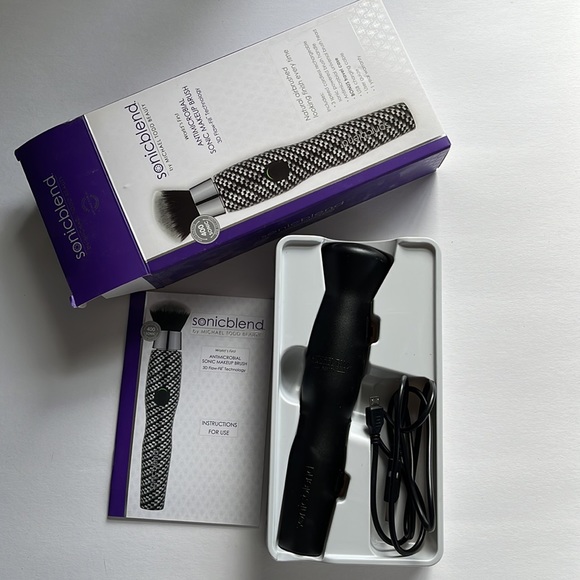 Sonic Blend antimicrobial Makeup brush. Used it for 20 seconds. 3D Flaw fill - Picture 3 of 3